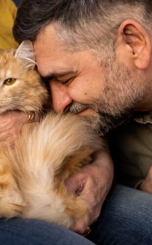 elderly-people-with-cat-pet-min